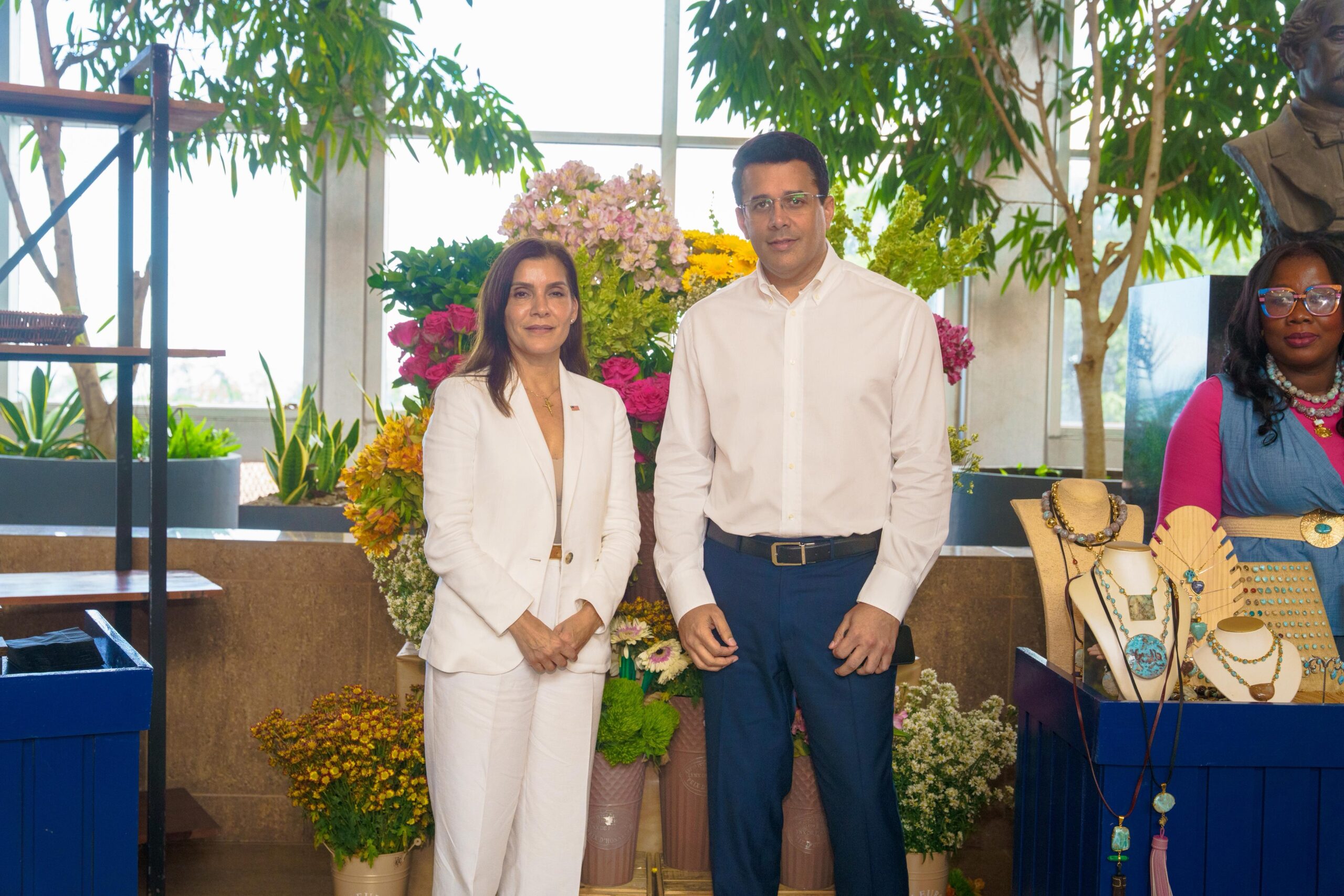 Ministro Collado recibe visita de la embajadora de los Estados Unidos, Leah Campos.