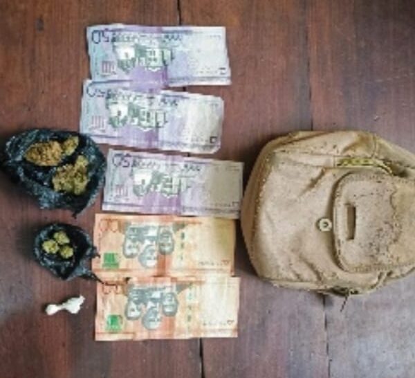 Policía apresa a hombre en flagrante delito con presuntas drogas y dinero en Moca