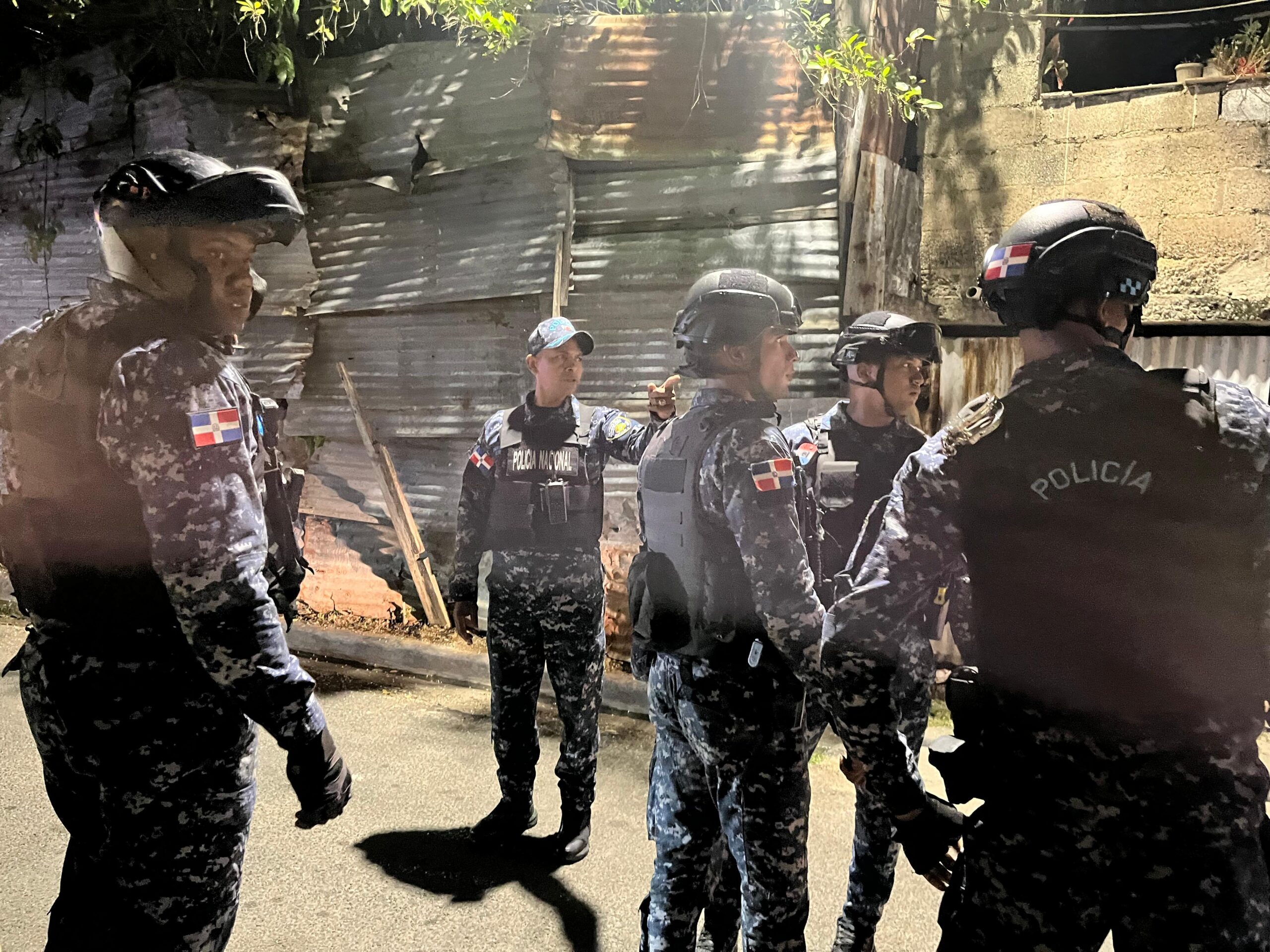 Policía desmantela puntos de venta de drogas, detiene a un hombre por robo y ocupa motocicletas en Los Guaricanos