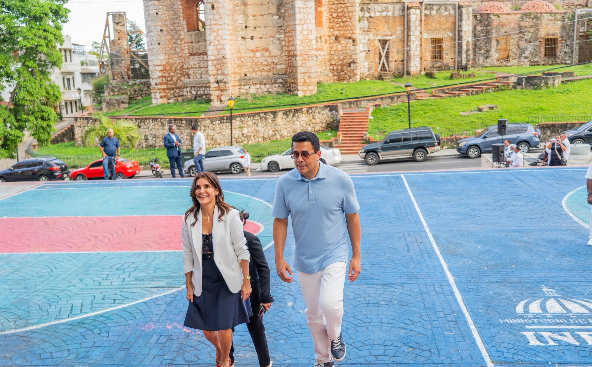 Ministro de Turismo y embajadora de USA recorren la Ciudad Colonial.