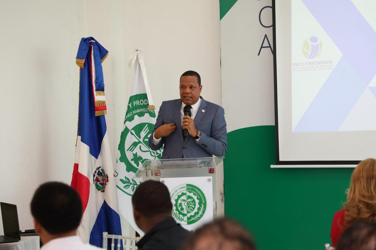 Eddy Alcántara acusa a la oposición de incentivar desasosiego en el país en medio de turbulencia económica mundial