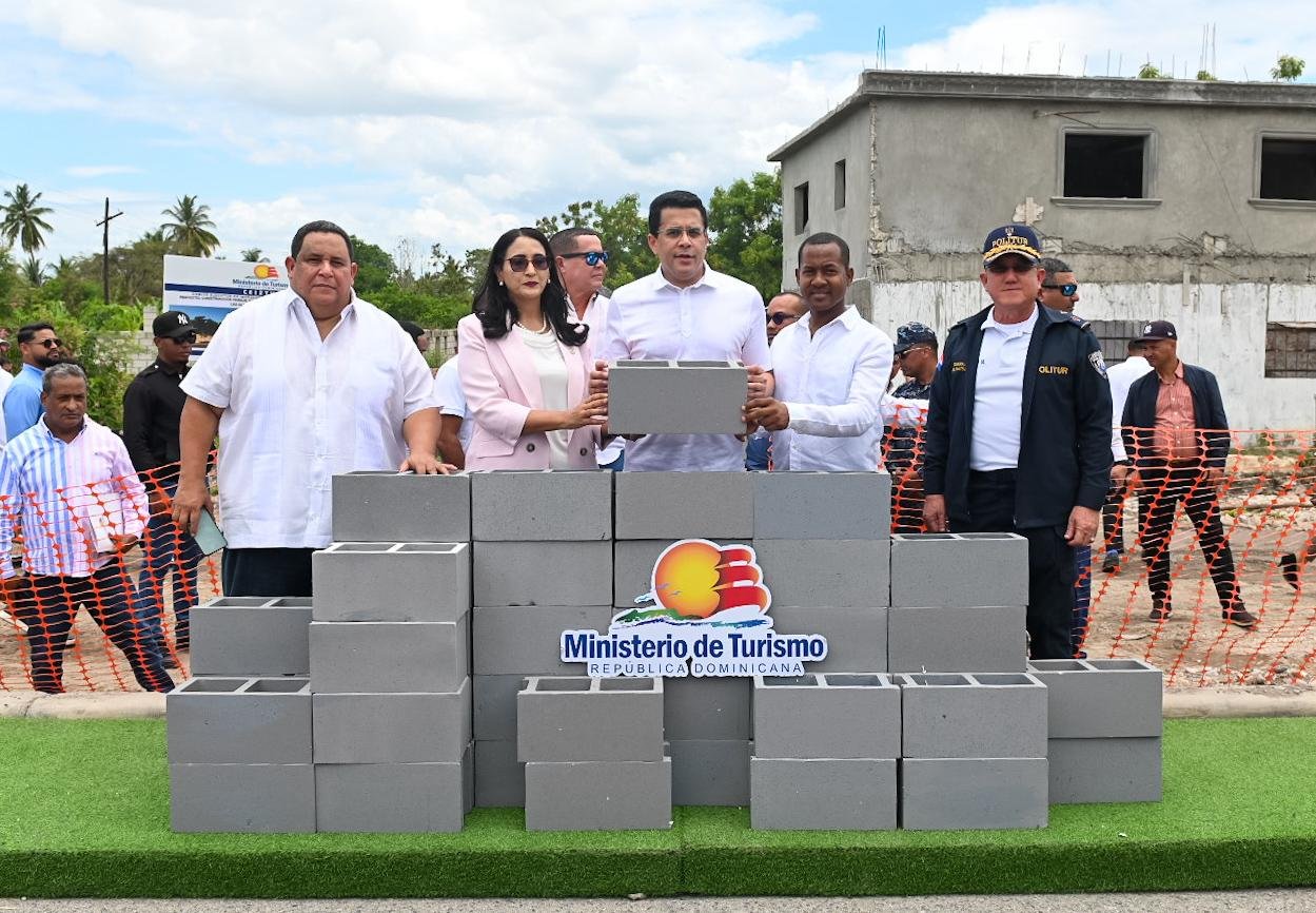 Turismo inicia obra en Las Clavellinas de Azua.