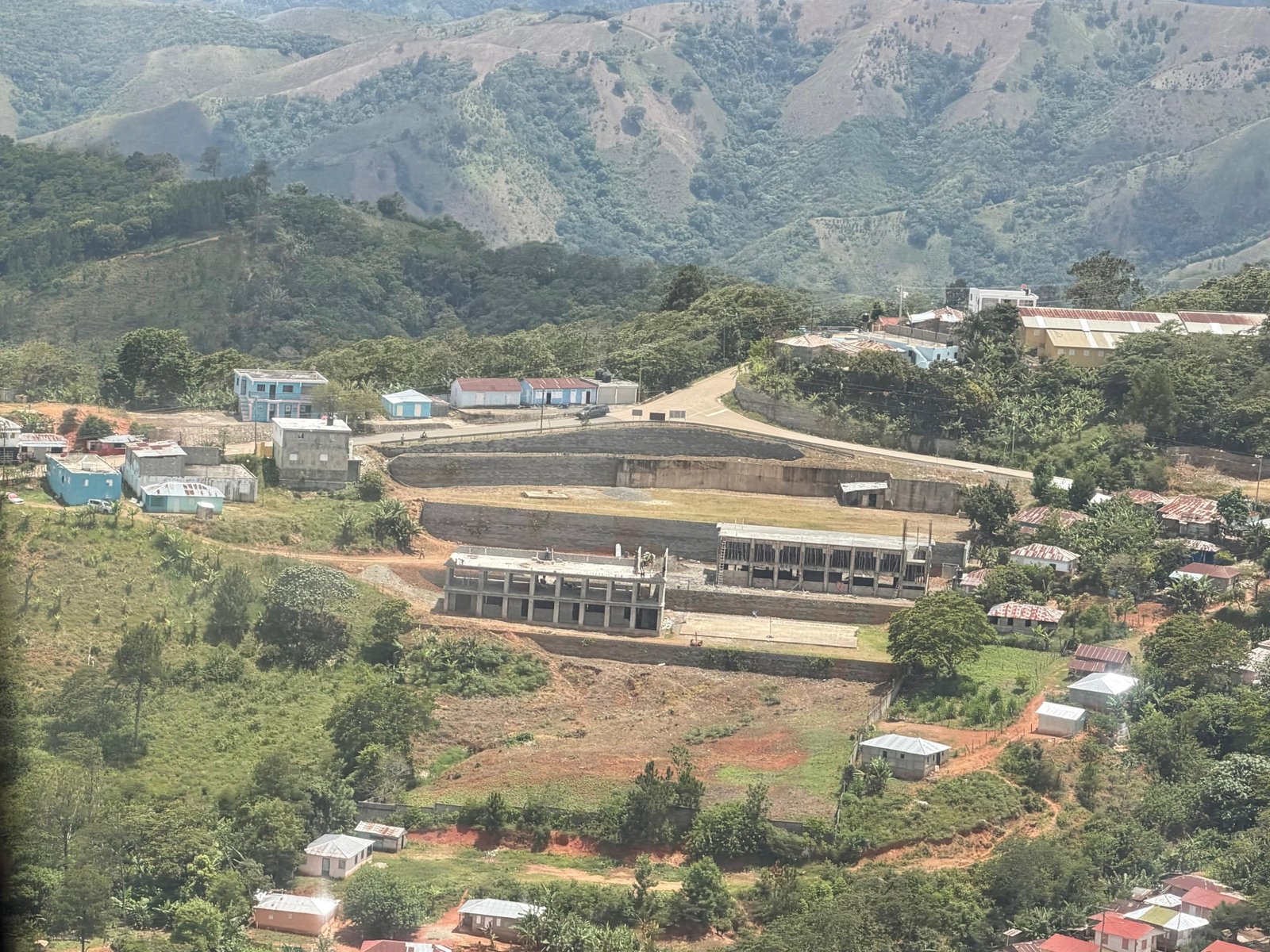 Infraestructura Escolar busca acelerar terminación de escuelas en Padre Las Casas y Los Fríos de Azua a través del Plan “24/7-365”