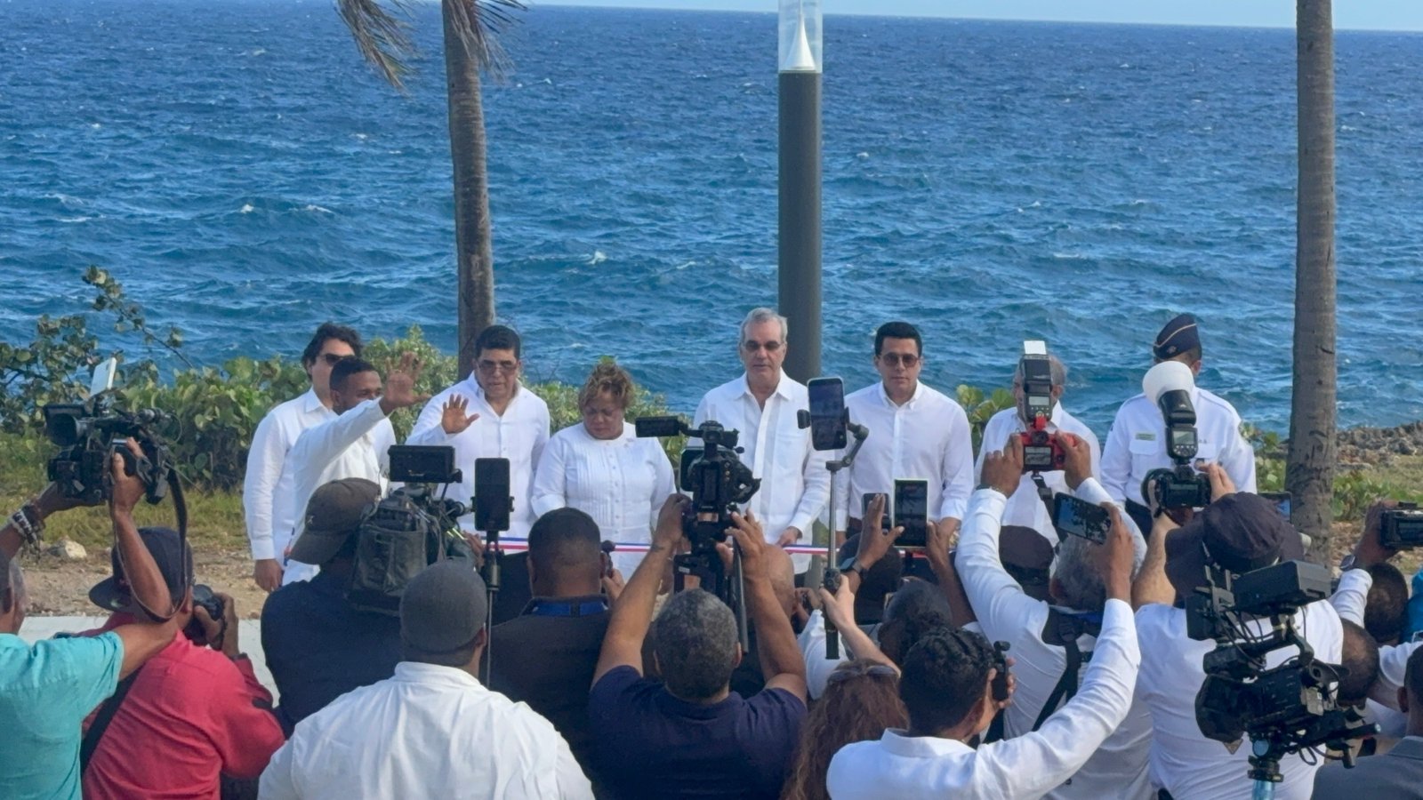 Presidente Abinader y ministro Collado inauguran segunda etapa del malecón de Santo Domingo Este.