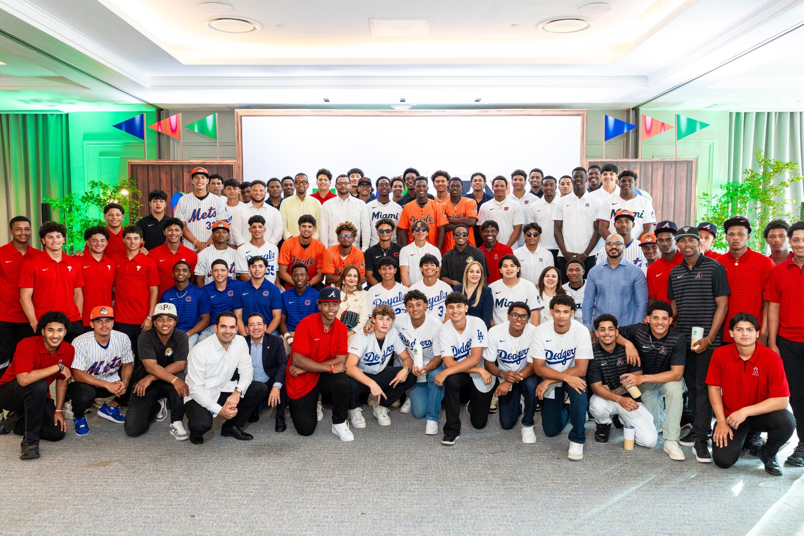Banco BHD y MLB realizan encuentro con prospectos peloteros