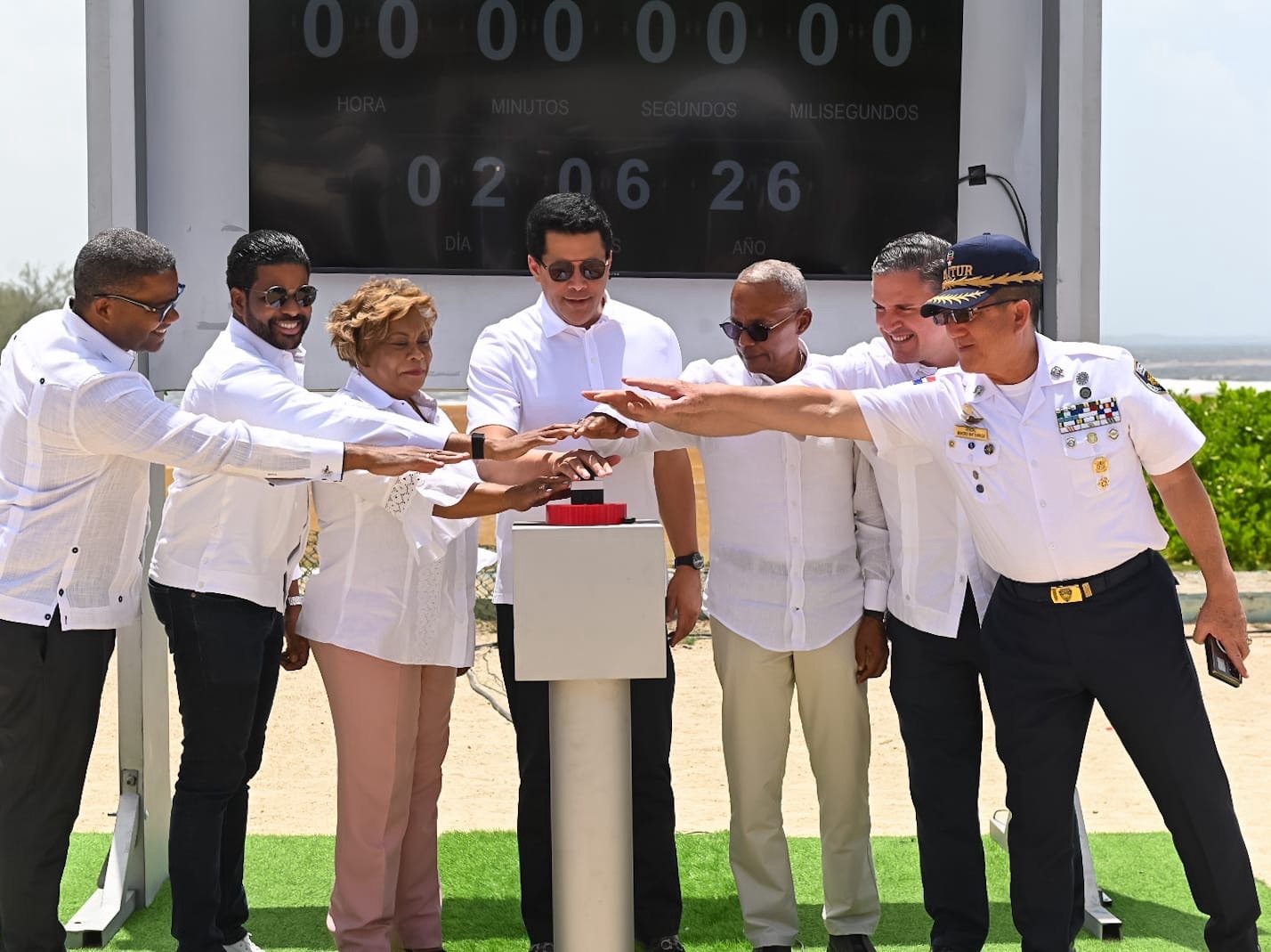 David Collado inicia el malecón Boca Chica y dos parques.