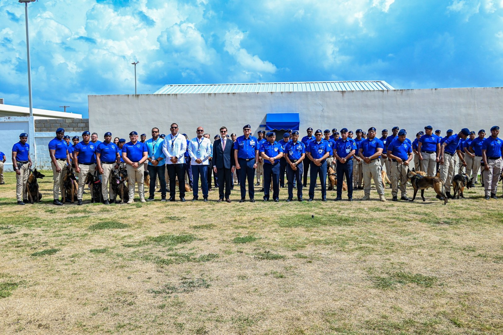 AERODOM entrega 18 perros K9 al CESAC para fortalecer la seguridad aeroportuaria