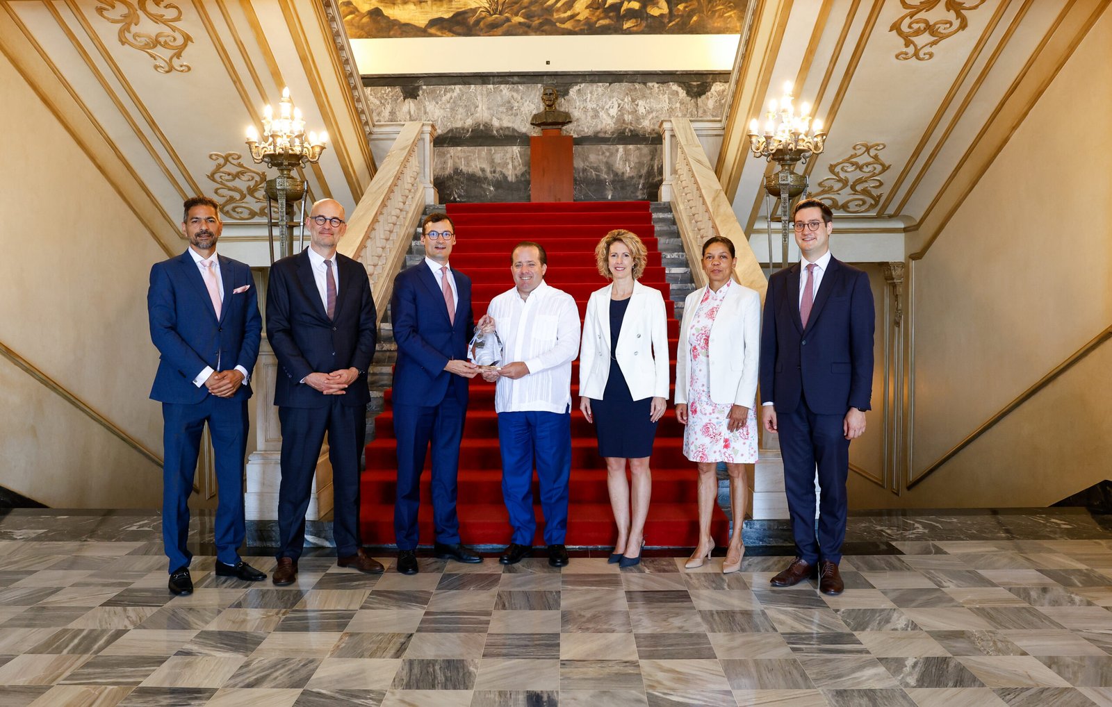 El CEO de VINCI Airports presenta al Ministro de la Presidencia el premio ASQ de ACI, reafirmando el compromiso de largo plazo del Grupo con la República Dominicana