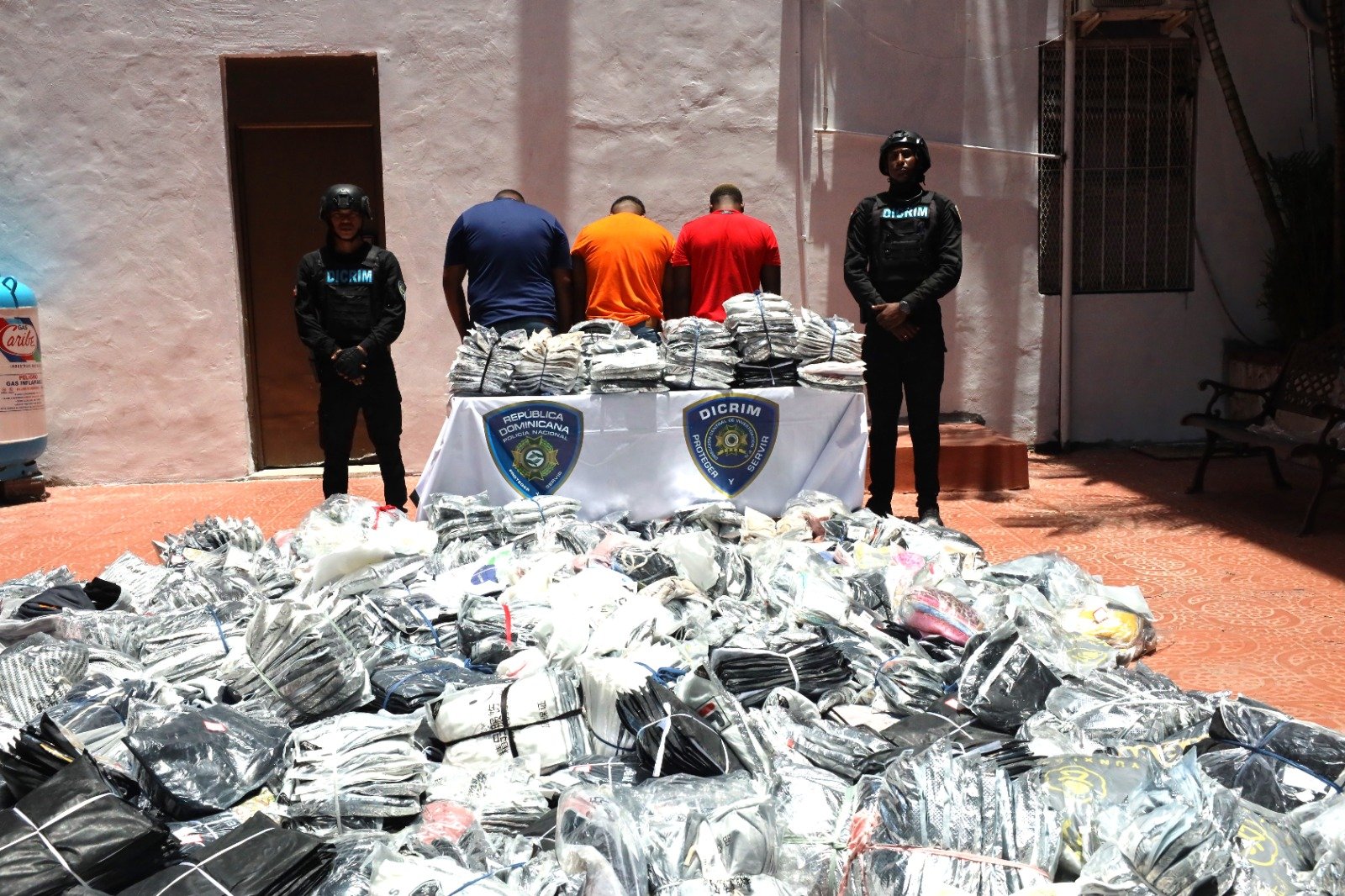 Policía Nacional apresa a tres hombres y recupera mercancía valorada en más de un millón de pesos obtenida mediante estafa