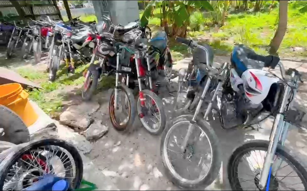 Policía Nacional retiene motocicletas utilizadas para carreras clandestinas y contaminación sónica durante operativo en Cabral, Barahona