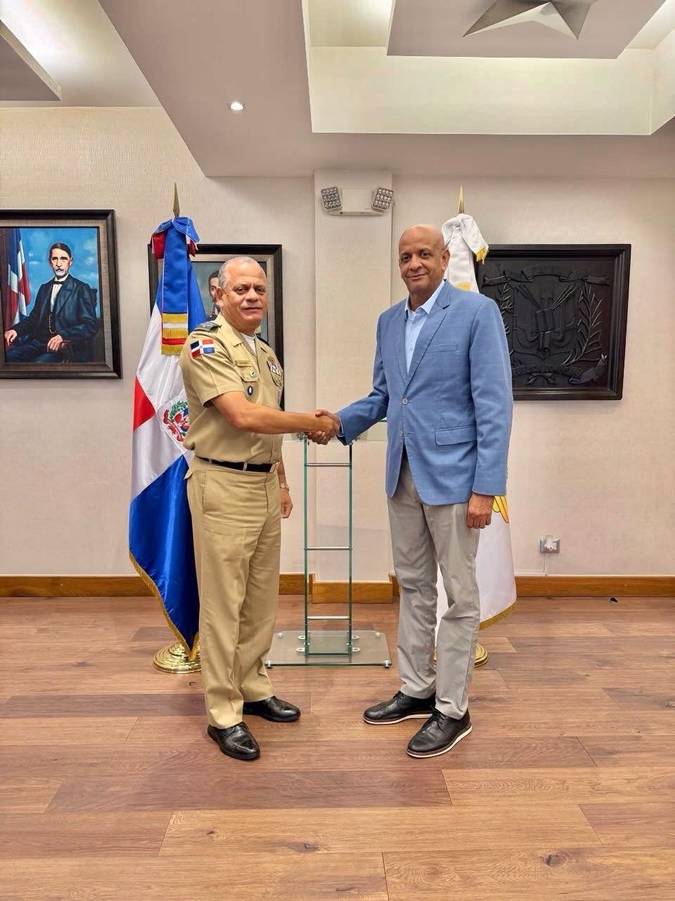 Director del COE realiza visita de cortesía al Ministerio de Defensa