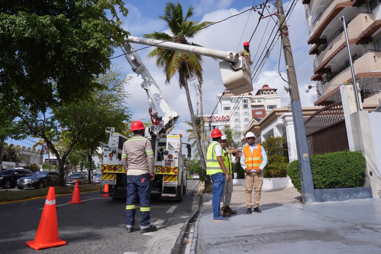 Indotel, Alcaldía del Distrito Nacional y sector eléctrico inician retiro de 300 kilómetros de cableado en desuso en la capital
