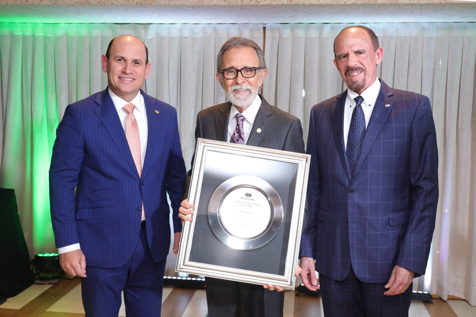 Banco Caribe rinde homenaje a Edmundo Aja por su legado y contribución al desarrollo de la institución