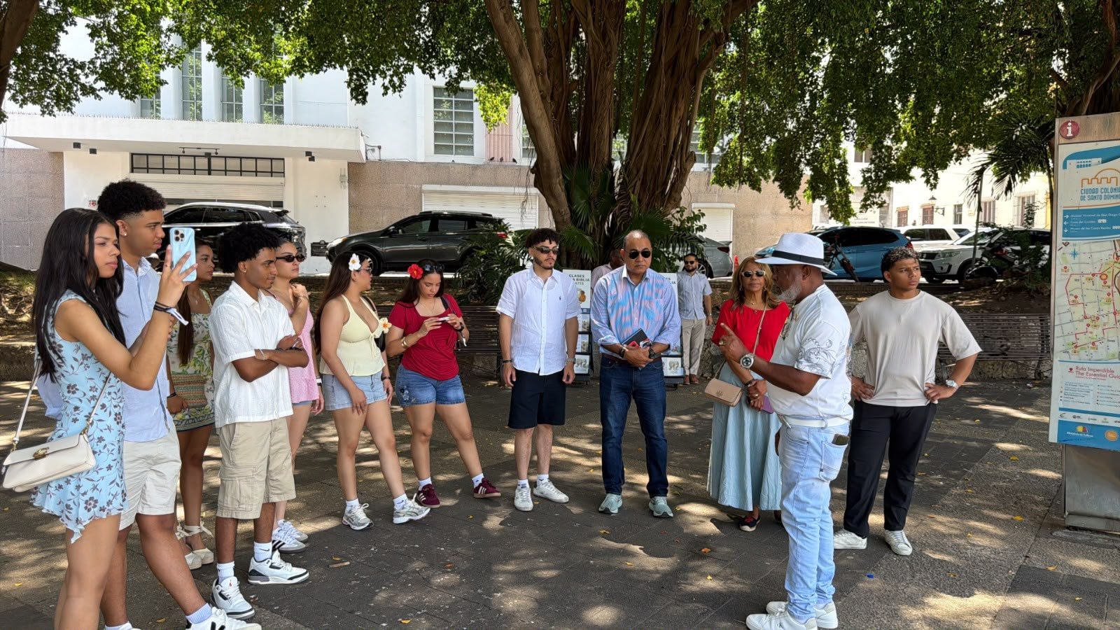 Presidente del Indotel acerca a estudiantes dominicanos de CUNY a sus raíces y cultura