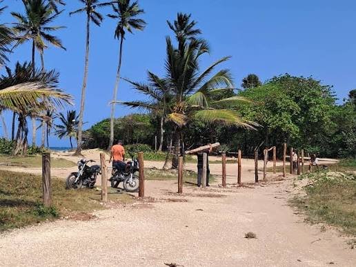 Inversionista da cumplimiento a sentencias judiciales con colocación de pilotillos en terrenos de Playa Encuentro