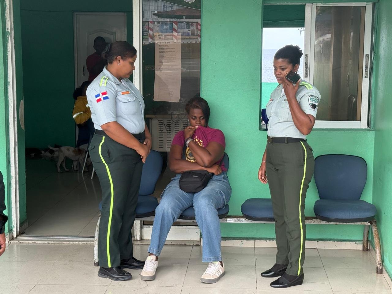 Agente de la DIGESETT identifica a mujer reportada como desaparecida tras encontrarla desorientada
