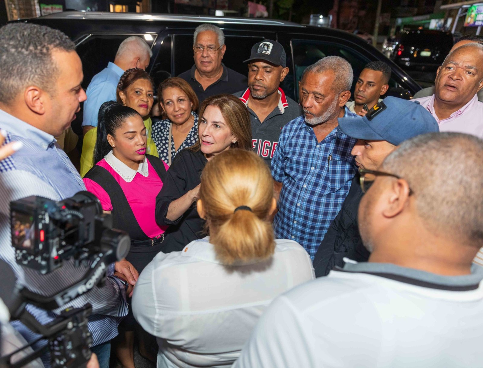 Carolina Mejía fortalece la seguridad de cuatro sectores con la iluminación de 36 calles