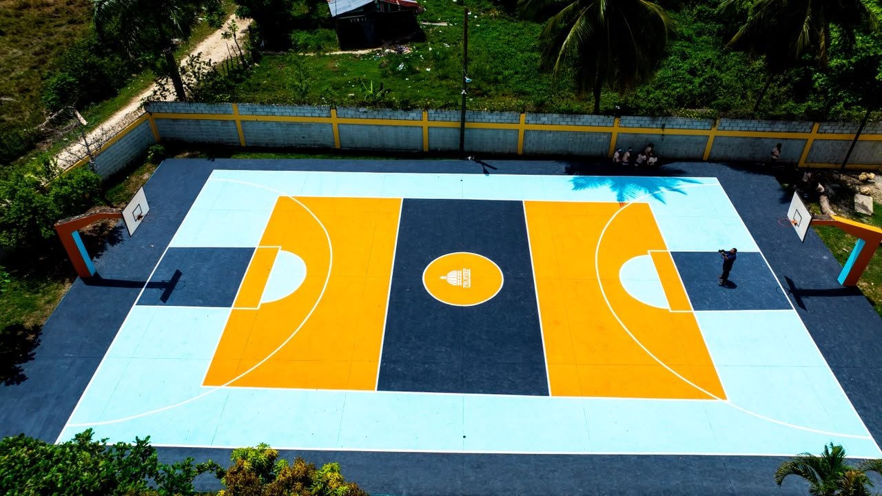 Propeep impulsa plan para acondicionar canchas de baloncesto y espacios deportivos en comunidades vulnerables