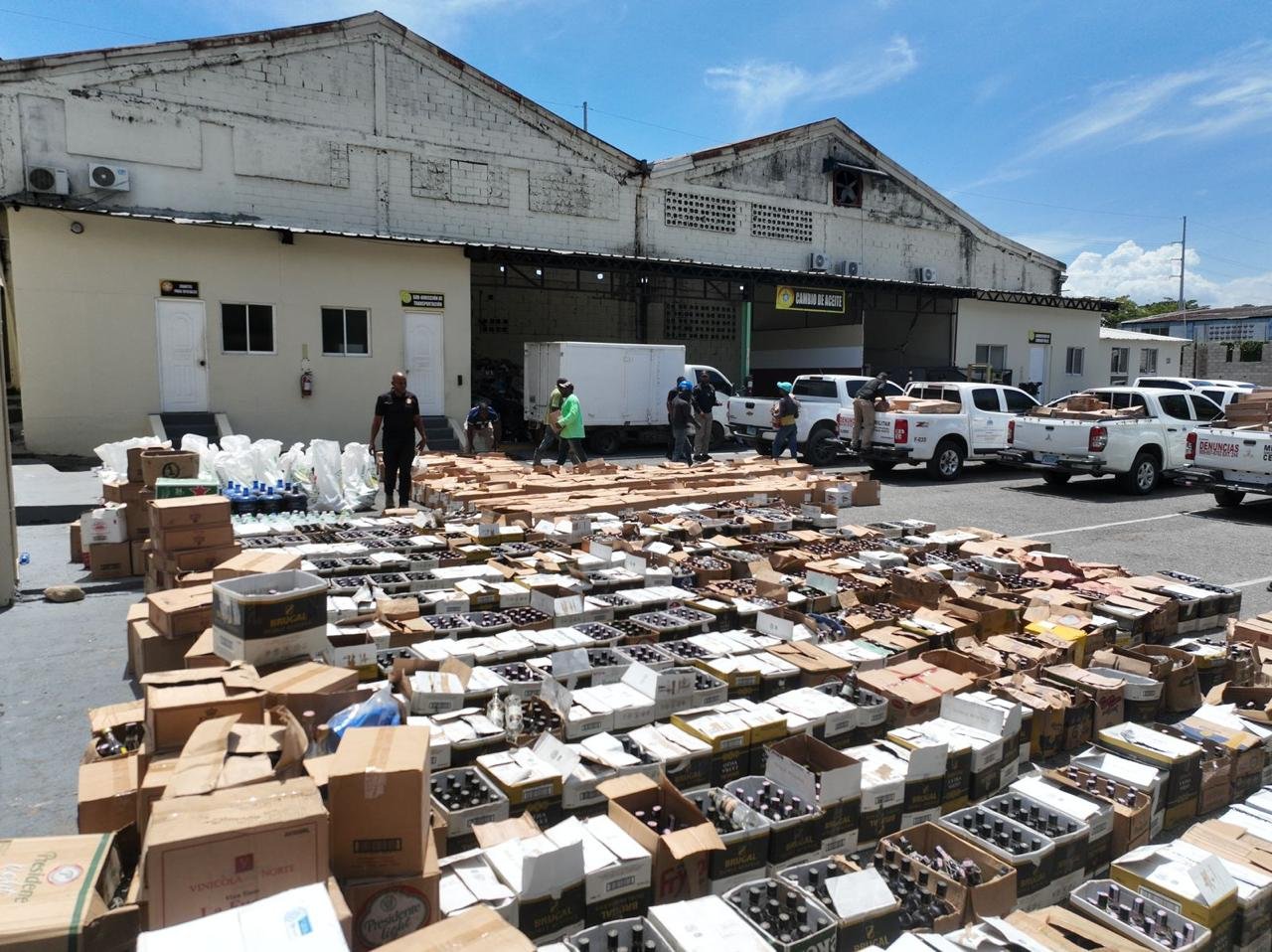 Pro Consumidor, CECCOM y MP desmantelan una de las mayores fábricas clandestinas de alcohol adulterado