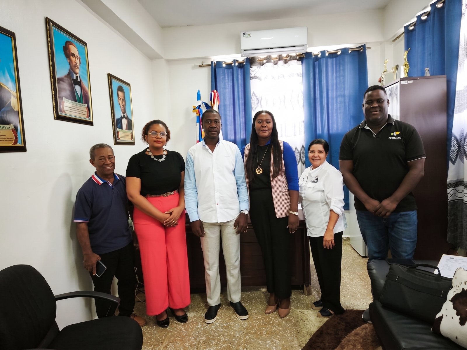 Fedomu y ASAD realizan encuentro con alcalde y directora del Distrito Escolar 05-10 de Guaymate para implementación Programa ProAji en el municipio