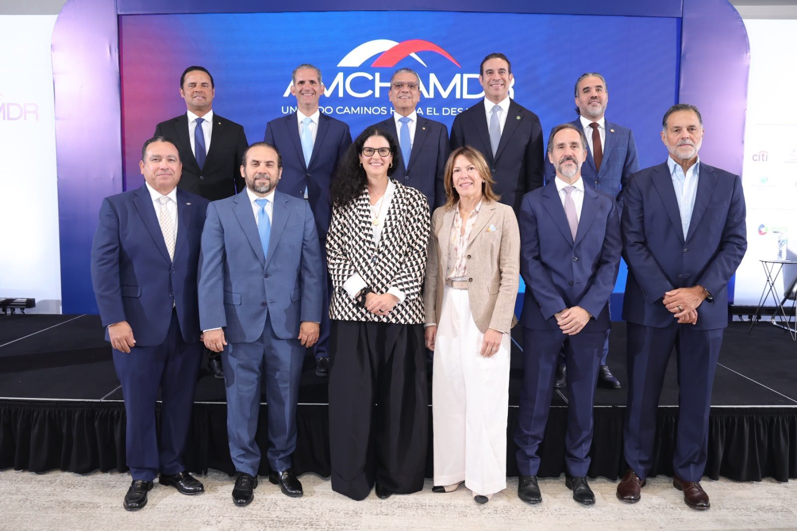 Líderes de INICIA presentan en AMCHAMDR su visión para transformar la educación dominicana