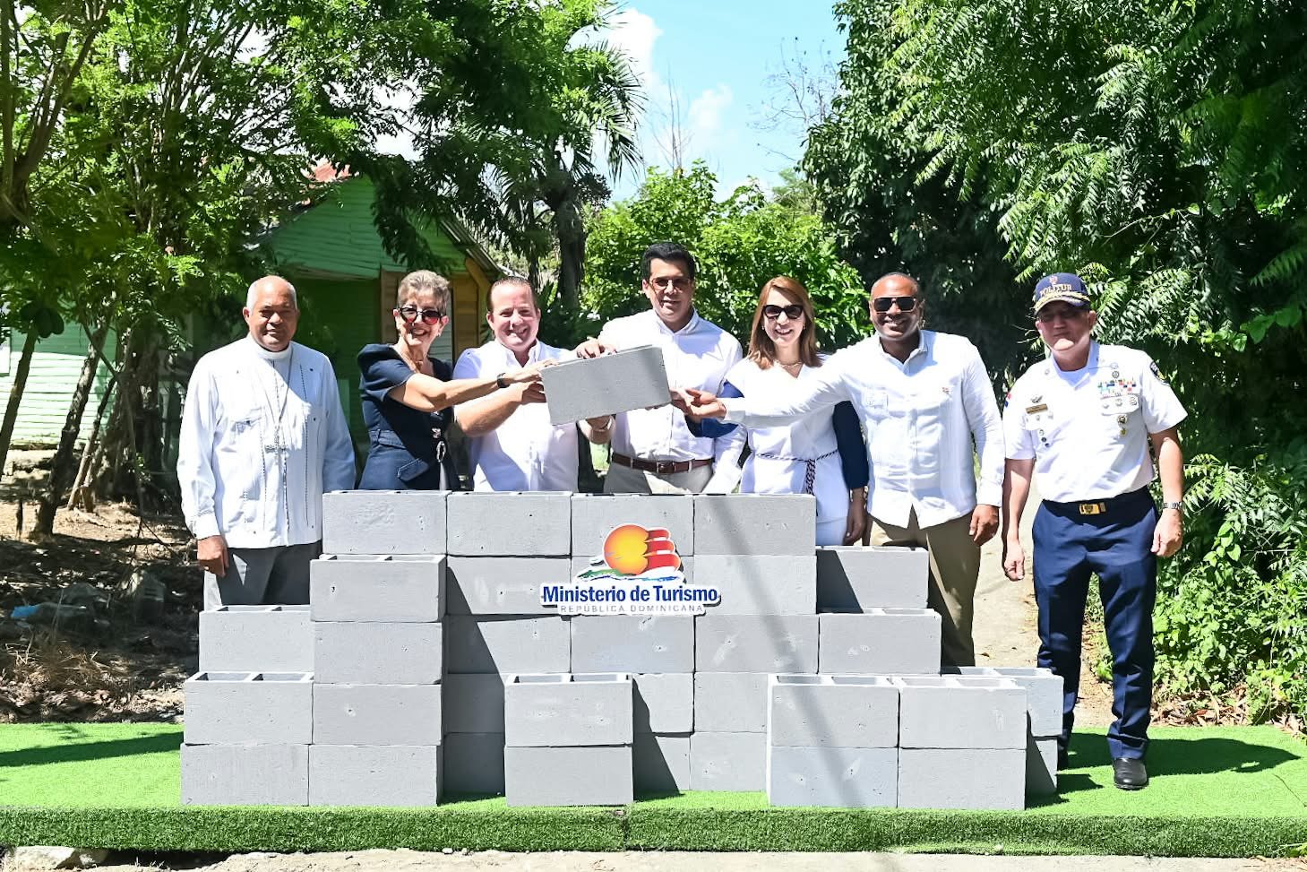David Collado deja iniciadas obras en Maimón, Puerto Plata, por más de 168 millones de pesos .